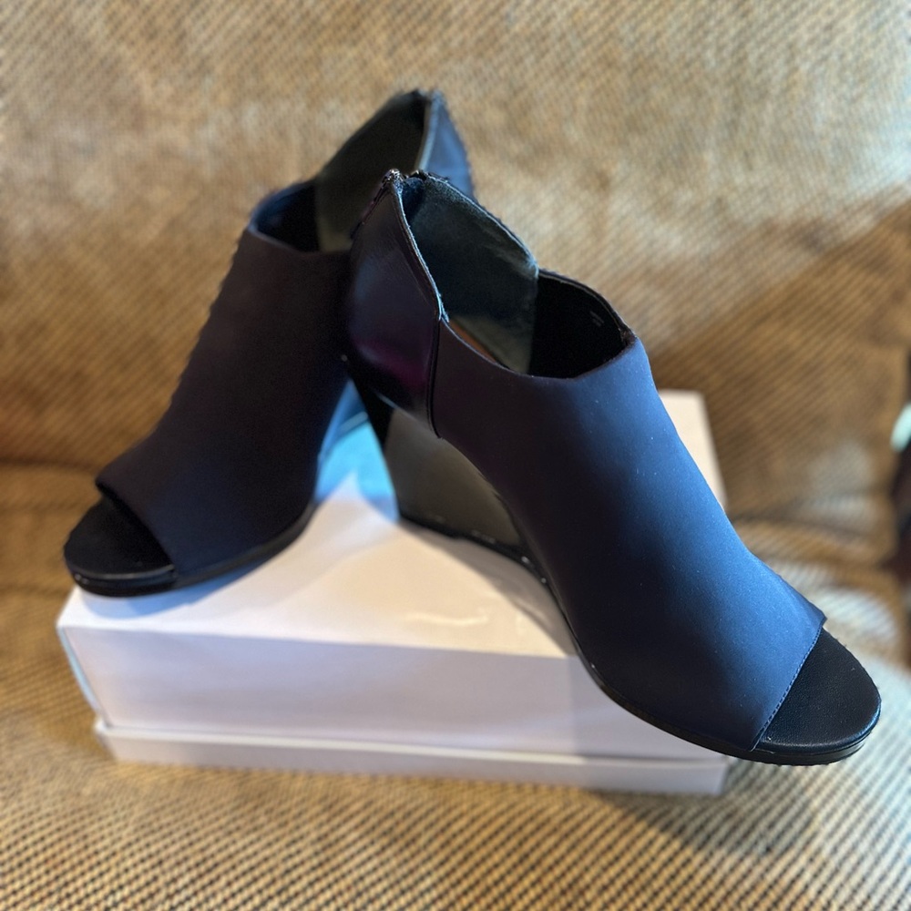 Donald Pliner Black Leather/Black Patent Open Toe Platform 11m